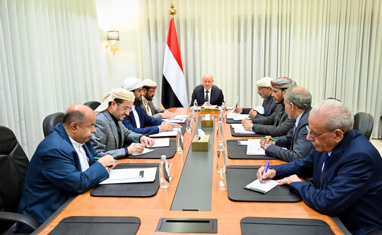 لأول مرة منذ أشهر.. مجلس القيادة يجتمع بكامل أعضائه ويرحب بالصبيحي والخنبشي ويخرج ببيان