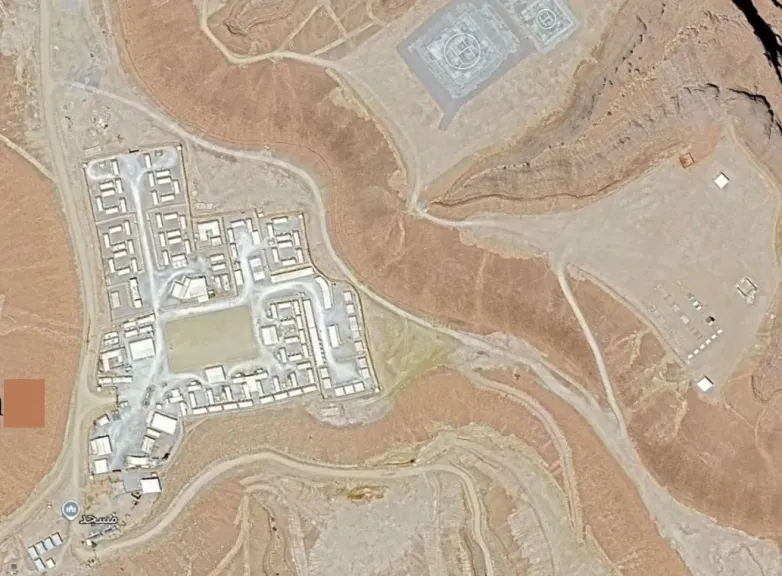 كشف أسرار معسكر إماراتي ضحم في شبوة.. تحصينات تحت الأرض ومركز لإدارة الطائرات المسيرة