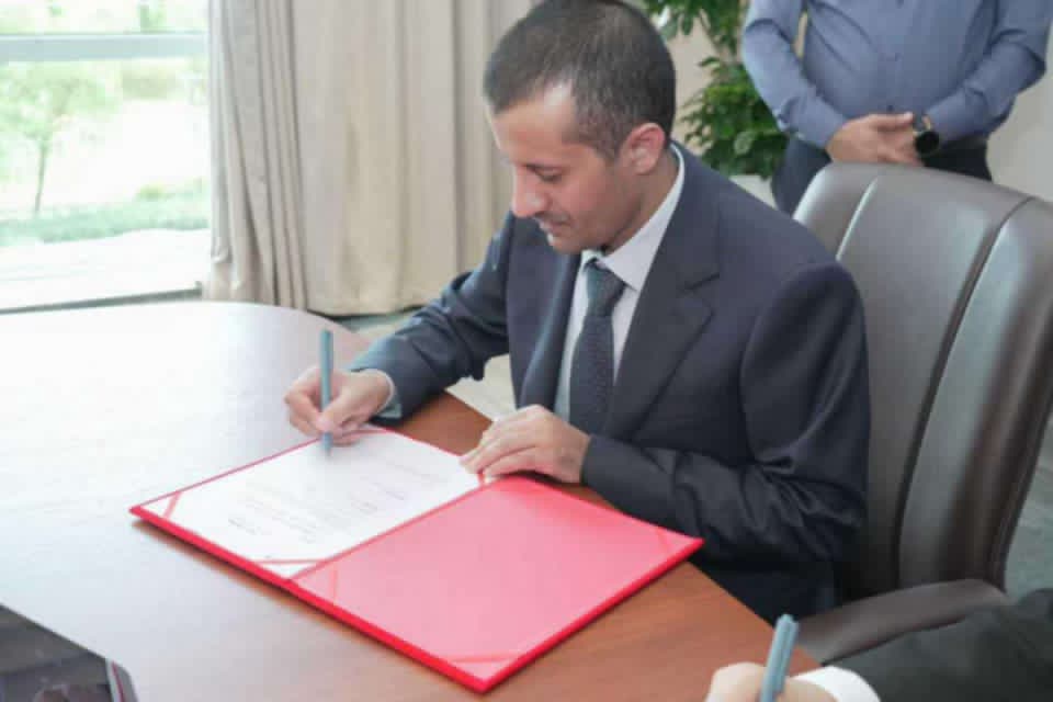 رجل أعمال بارز يعلن استعداده لتشغيل محطة طاقة شمسية في عدن وشبوة