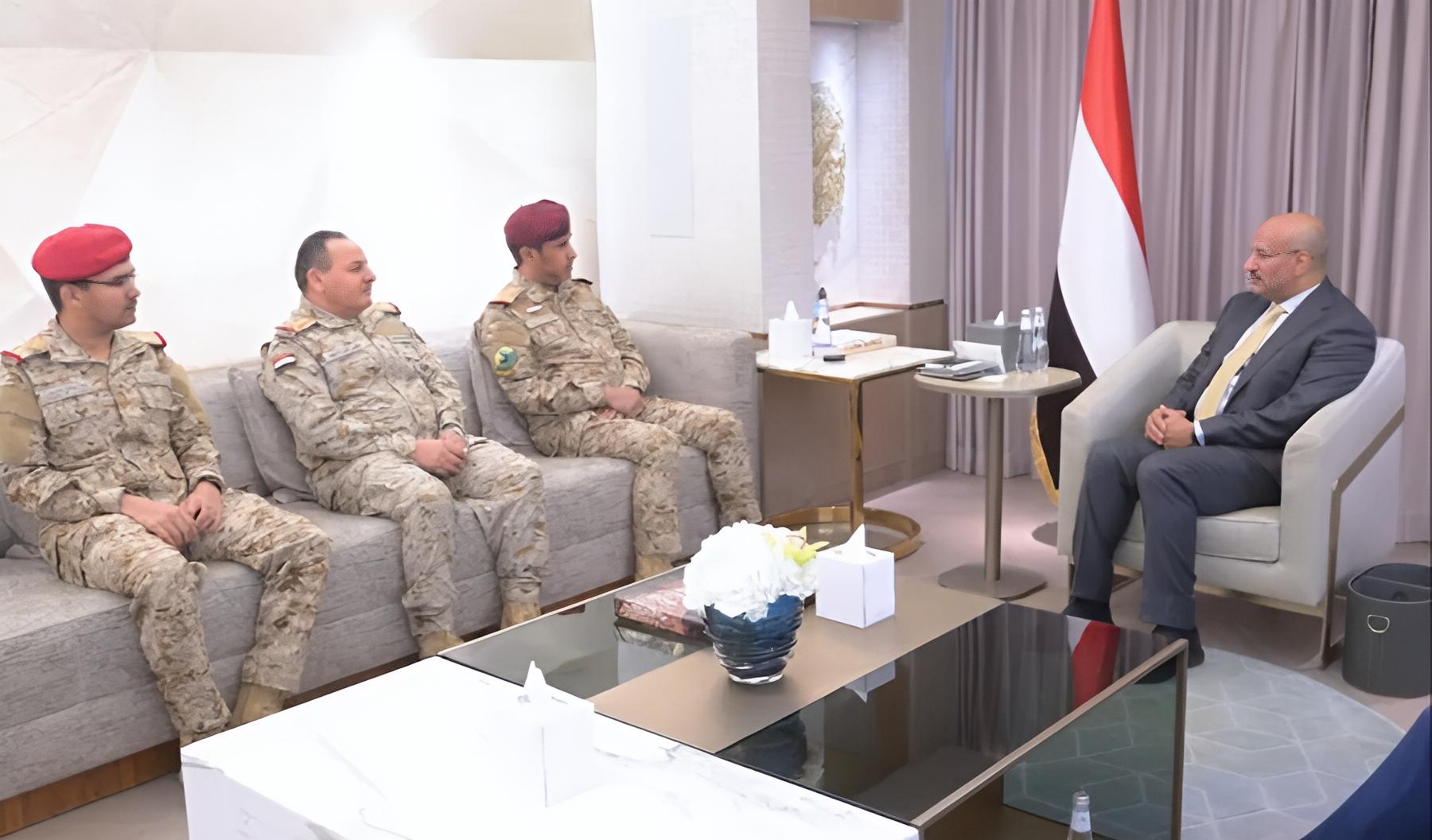 طارق صالح و صغير بن عزيز يستعرضان جاهزية القوات المسلحة على مختلف الجبهات