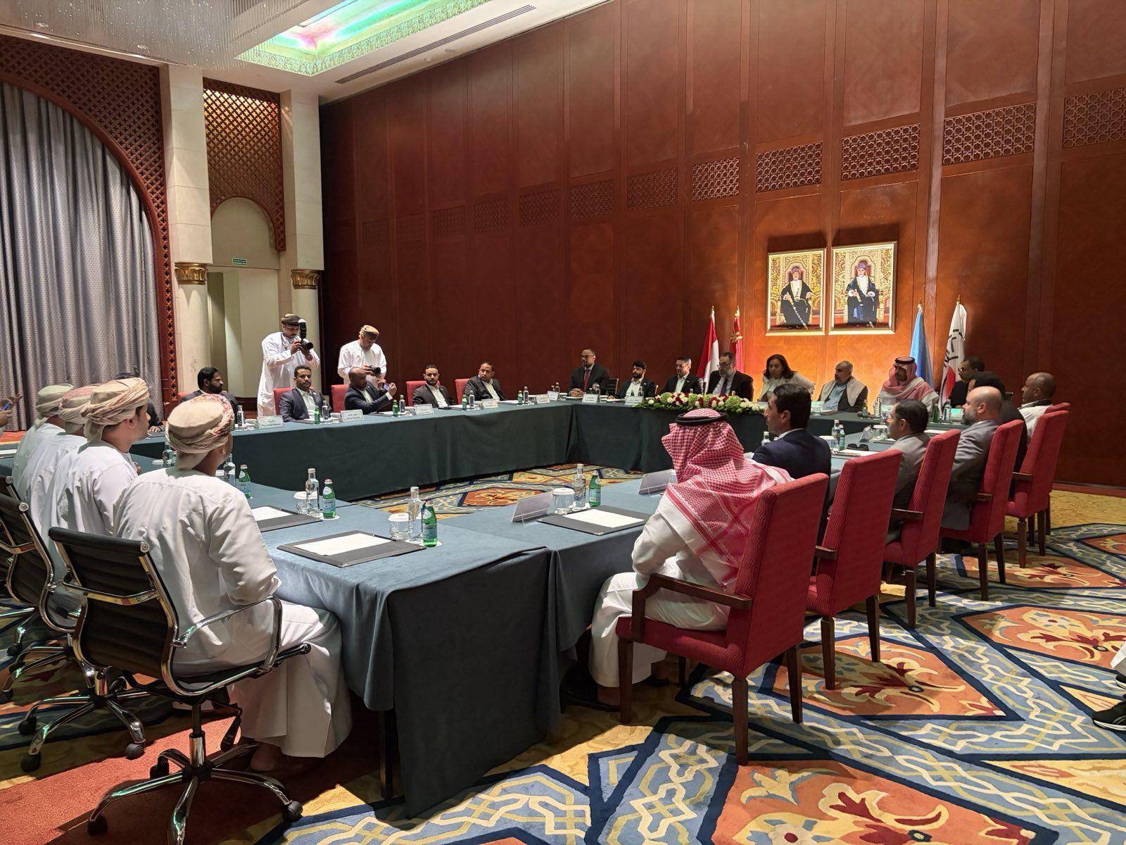 منها تقديم كشوفات بأسماء وهمية.. خروقات حوثية تعرقل تنفيذ اتفاق تبادل الأسرى الموقع في مسقط