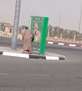 يمني مسح الغبار من صورة الملك سلمان في نجران و يحصل على هذا التكريم الكبير.