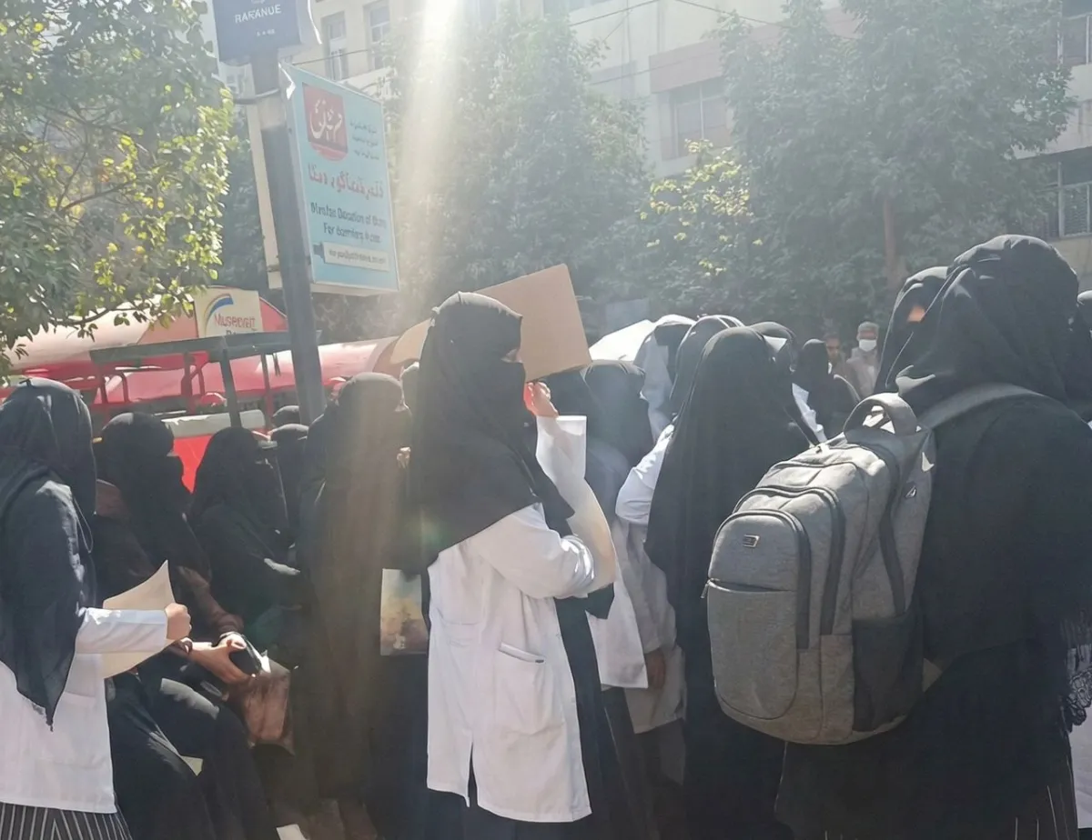 الرئيس العليمي يلتقي بن لزرق ويطلق تعهدًا صريحًا وقويًا ويحذّر من ”استنساخ” قمع الحوثيين