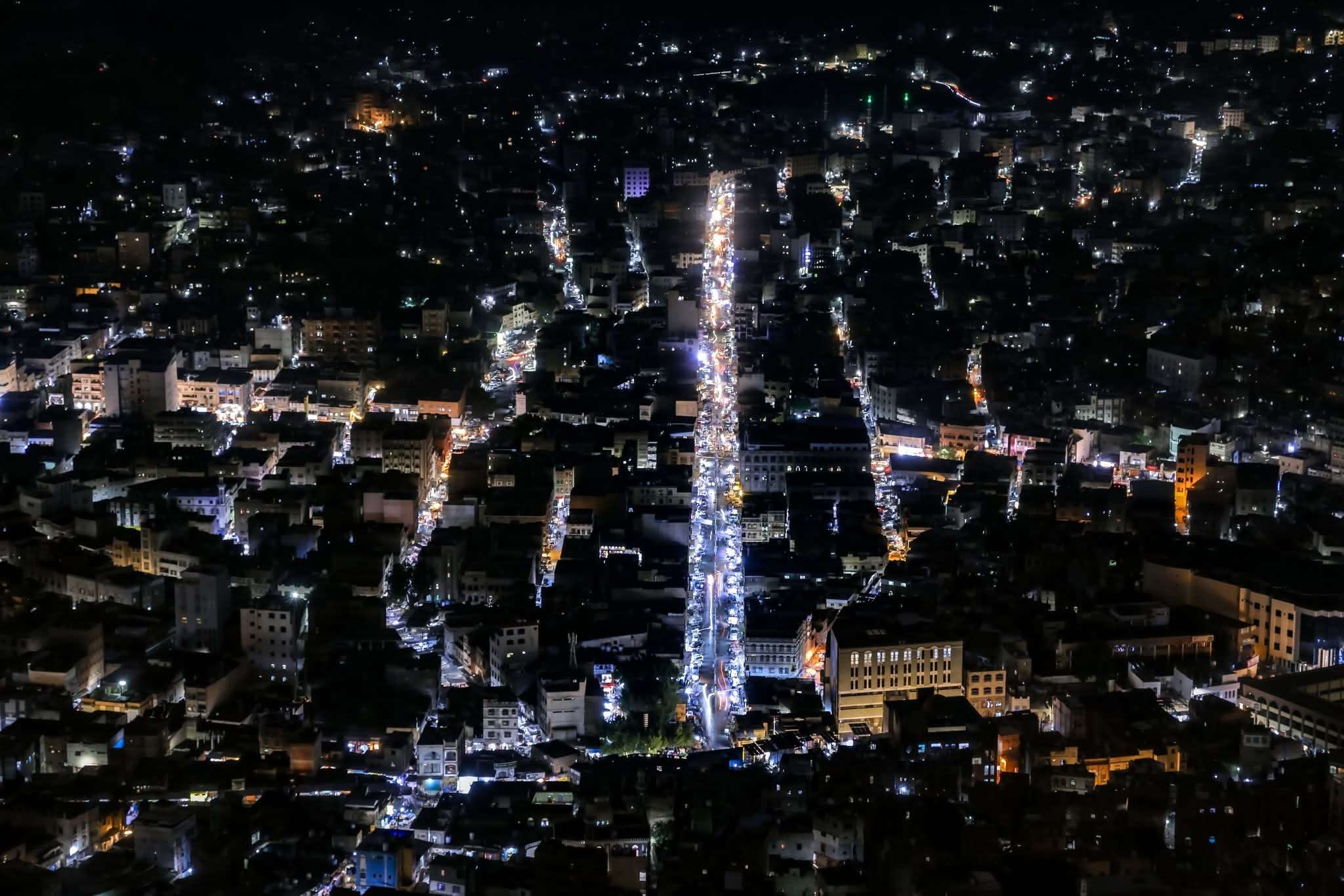 عاجل:الالعاب النارية تغطي سماء المدينة(صور)